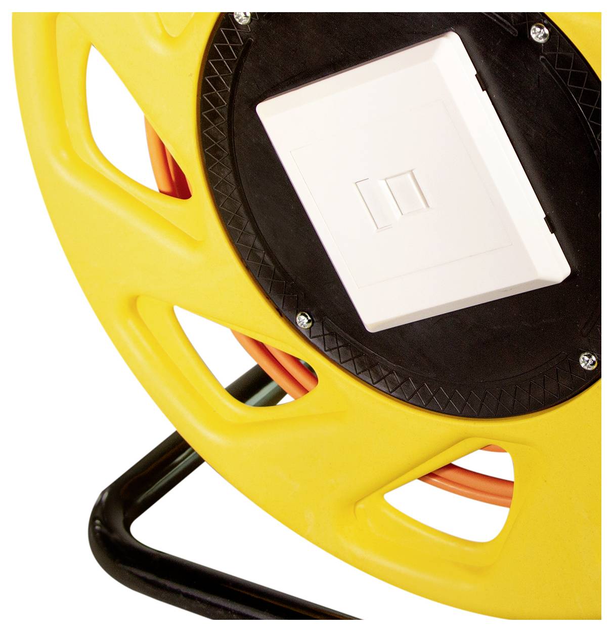 Eine gelbe Kabeltrommel mit einem orange umwickelten Kabel ist teilweise sichtbar und zeigt eine schwarzweiße Steckdosenabdeckung an ihrer Seite.