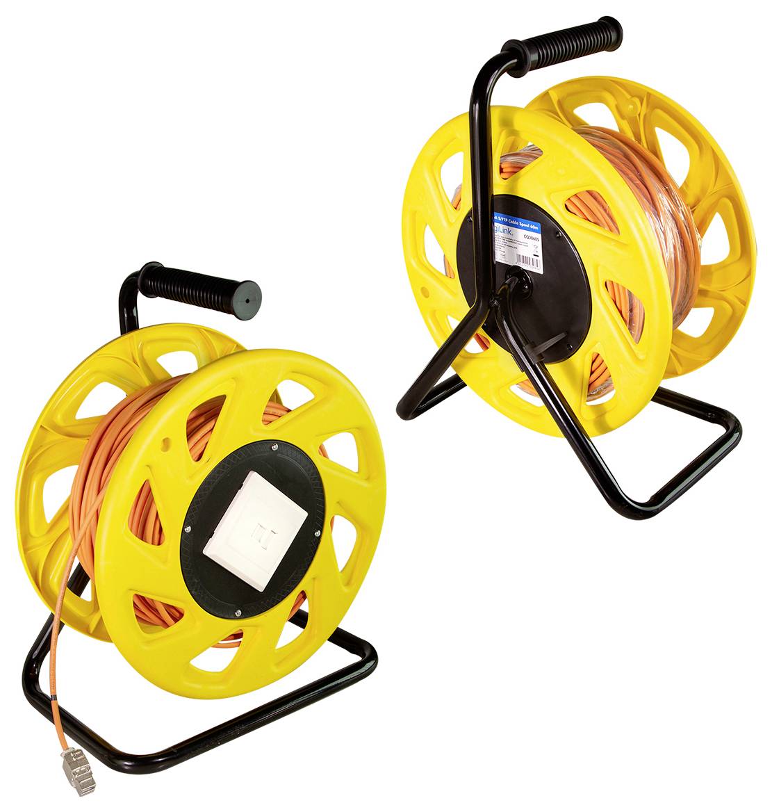 Zwei große gelbe Kabeltrommel mit schwarzen Ständern, die jeweils lange orange Elektrokabel halten, eine mit Stecker und Steckdose. Weißer Hintergrund.