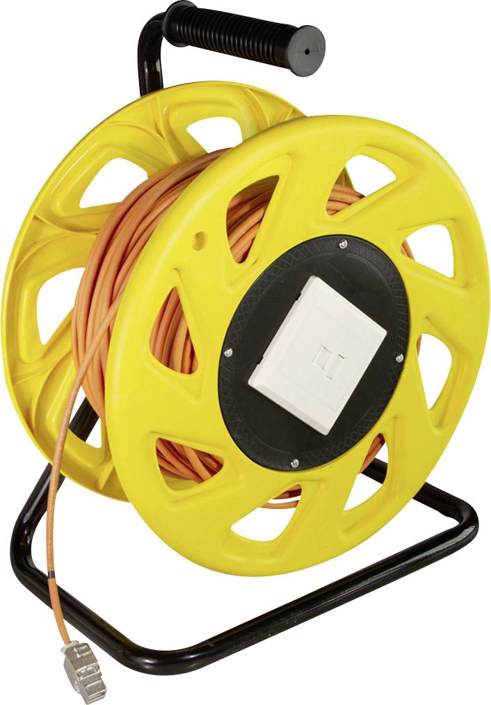 Eine gelbe Kabeltrommel mit einem orangefarbenen Verlängerungskabel, das darum gewickelt ist, ausgestattet mit einem Griff und einer Netzwerkbuchse, die in der Mitte montiert ist.