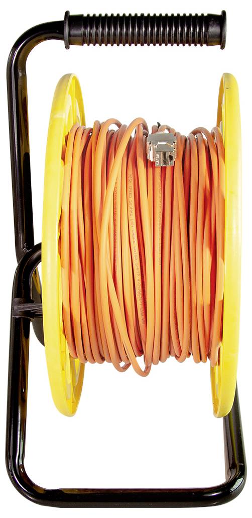 Eine gelbe und schwarze Kabeltrommel mit einem orangefarbenen Verlängerungskabel, das darum gewickelt ist und einen Griff zur einfachen Tragbarkeit aufweist.