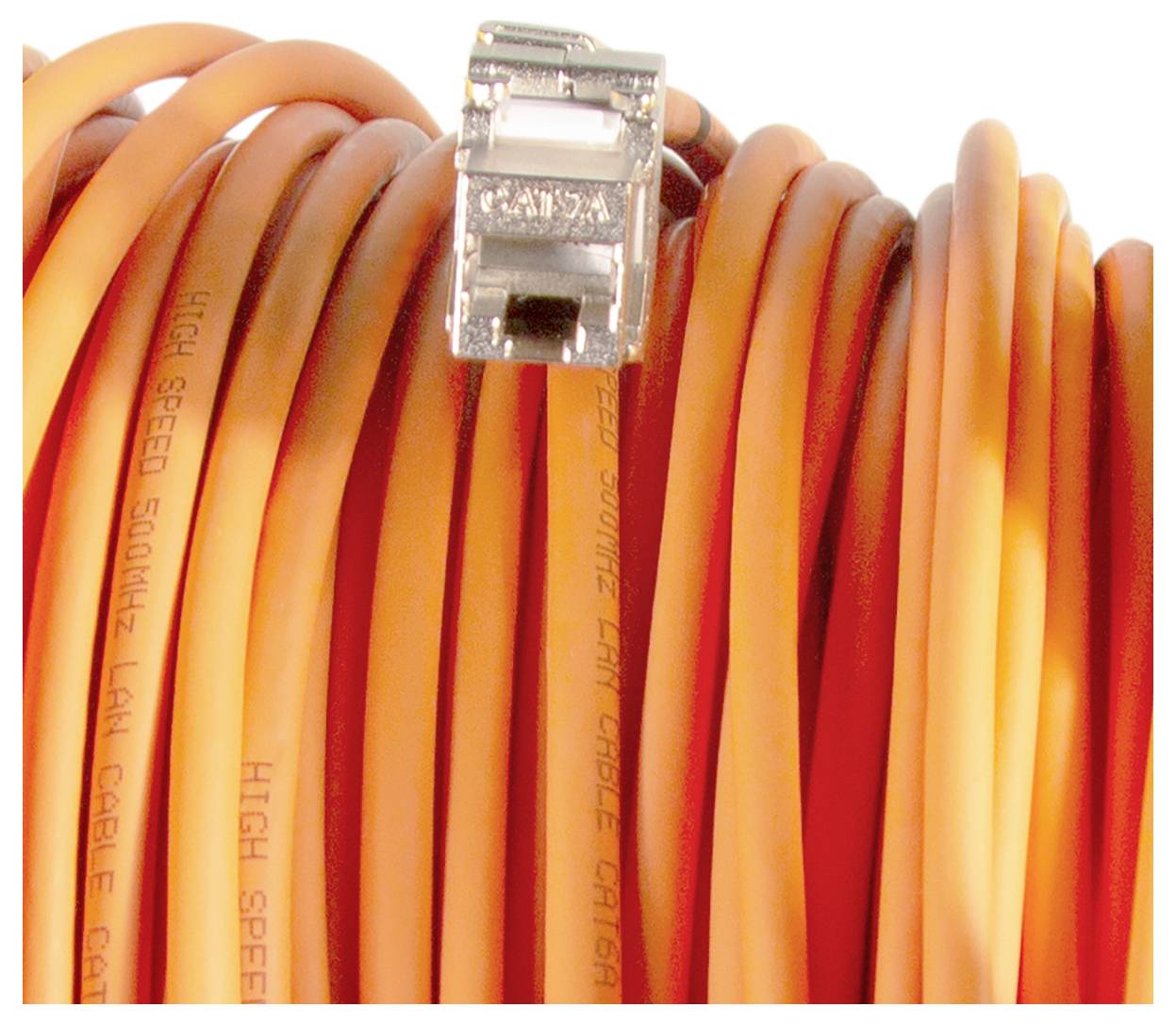 Ein orangefarbenes Ethernet-Kabel mit einem Metallstecker, beschriftet mit 'HIGH SPEED 500MHZ LAN KABEL CAT 6A'.