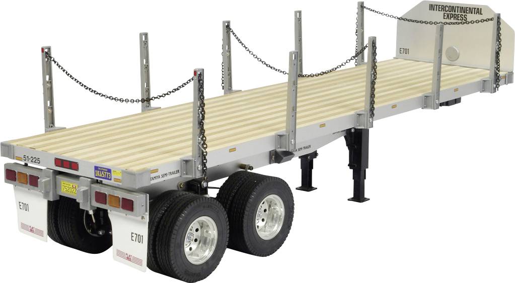 Ein Anhänger mit Ladefläche, Doppelreifen hinten, vertikalen Stützen und Kettenabsperrungen. Auf dem vorderen Panel steht 