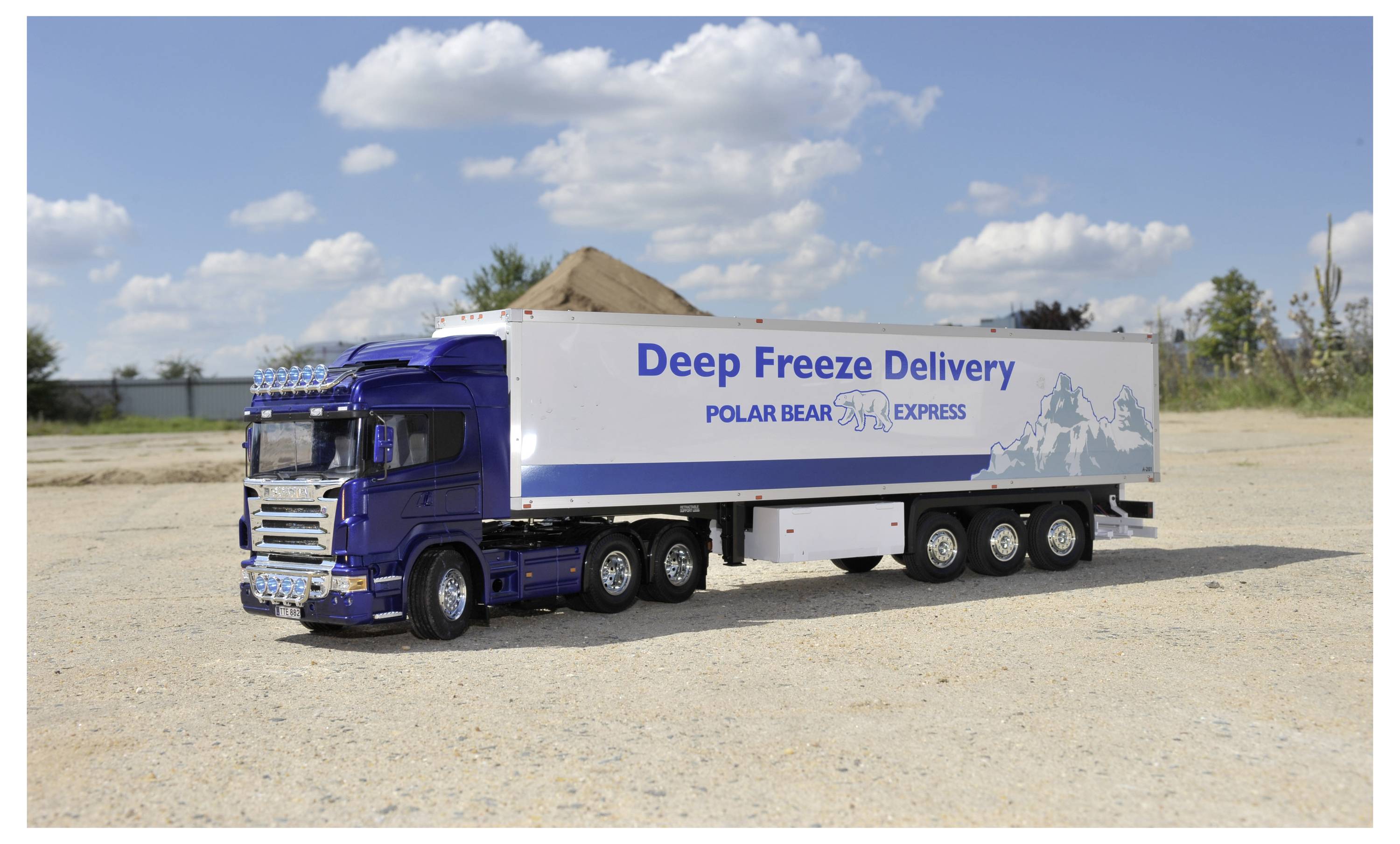 Ein blau-weißer Lastwagen mit der Aufschrift 