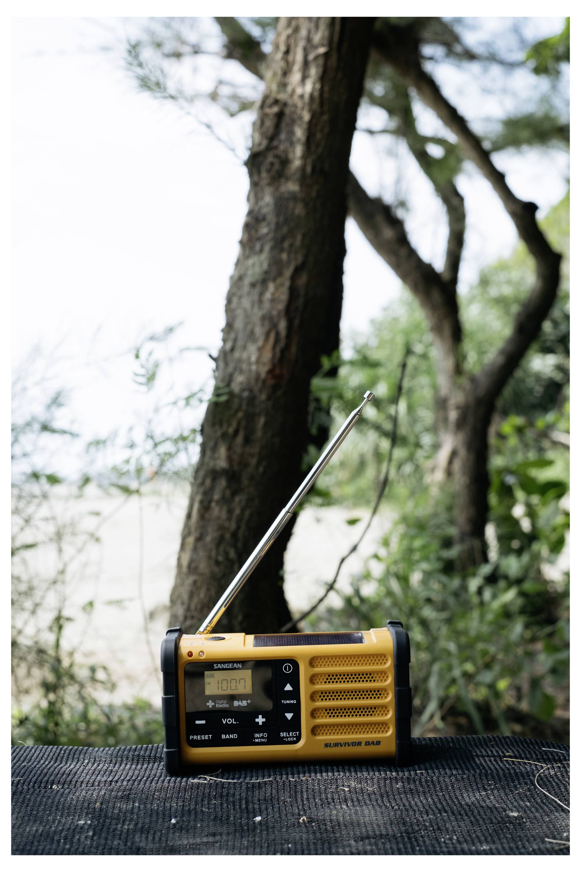 Sangean Outdoorradio DAB+, FM Notfallradio Taschenlampe, wiederaufladbar, Solarpanel Schwarz, Gelb