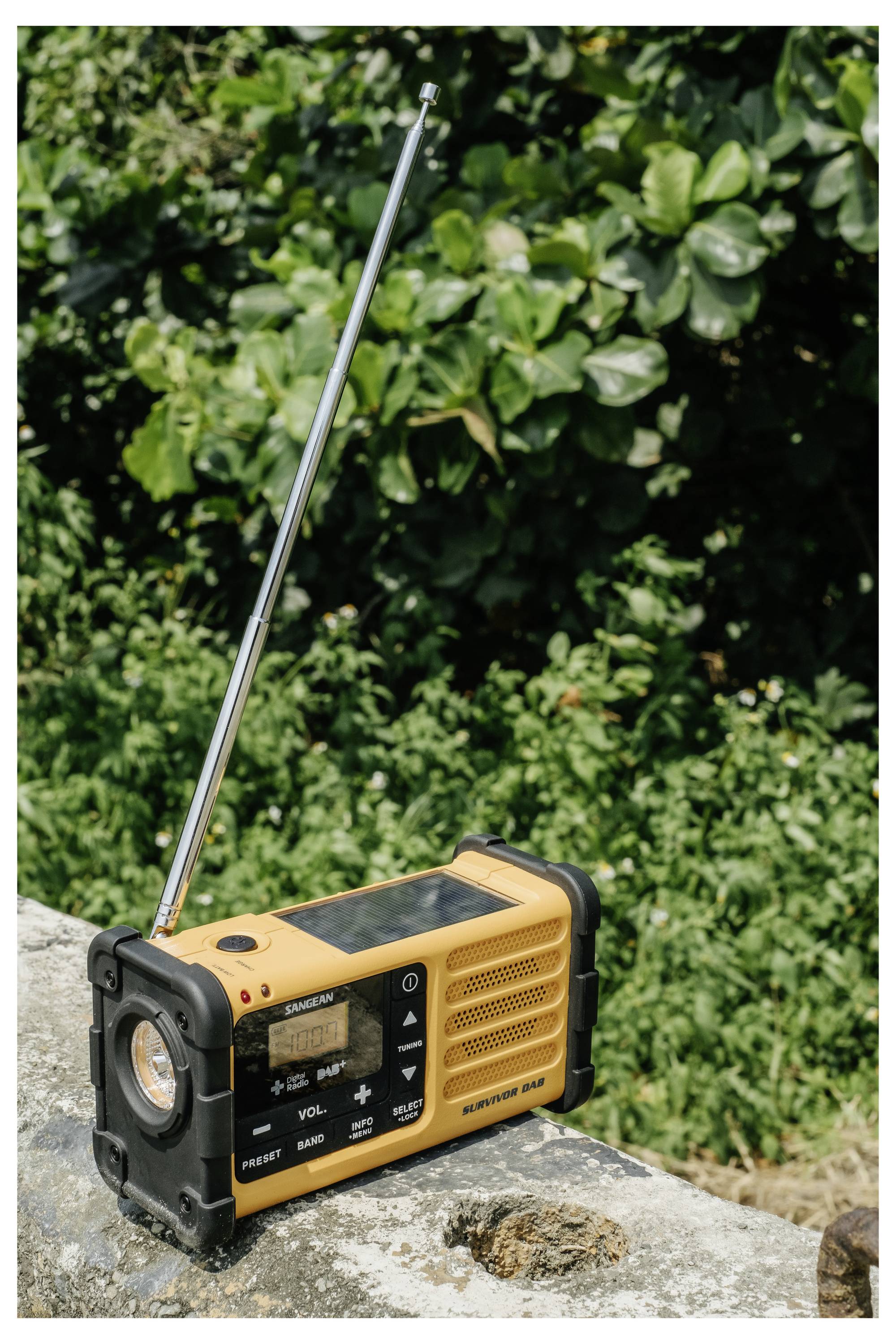 Sangean Outdoorradio DAB+, FM Notfallradio Taschenlampe, wiederaufladbar, Solarpanel Schwarz, Gelb