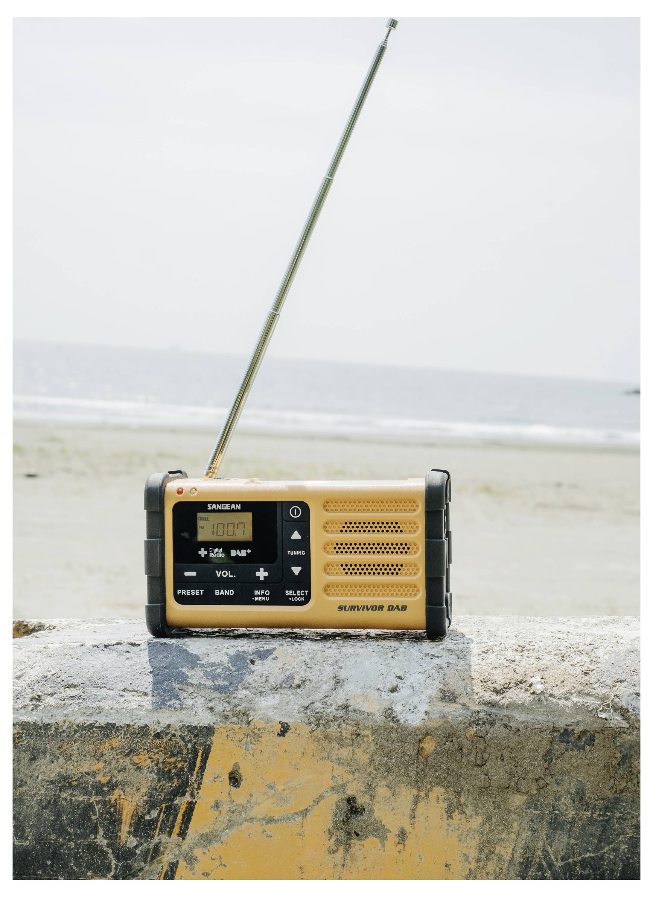 Sangean Outdoorradio DAB+, FM Notfallradio Taschenlampe, wiederaufladbar, Solarpanel Schwarz, Gelb