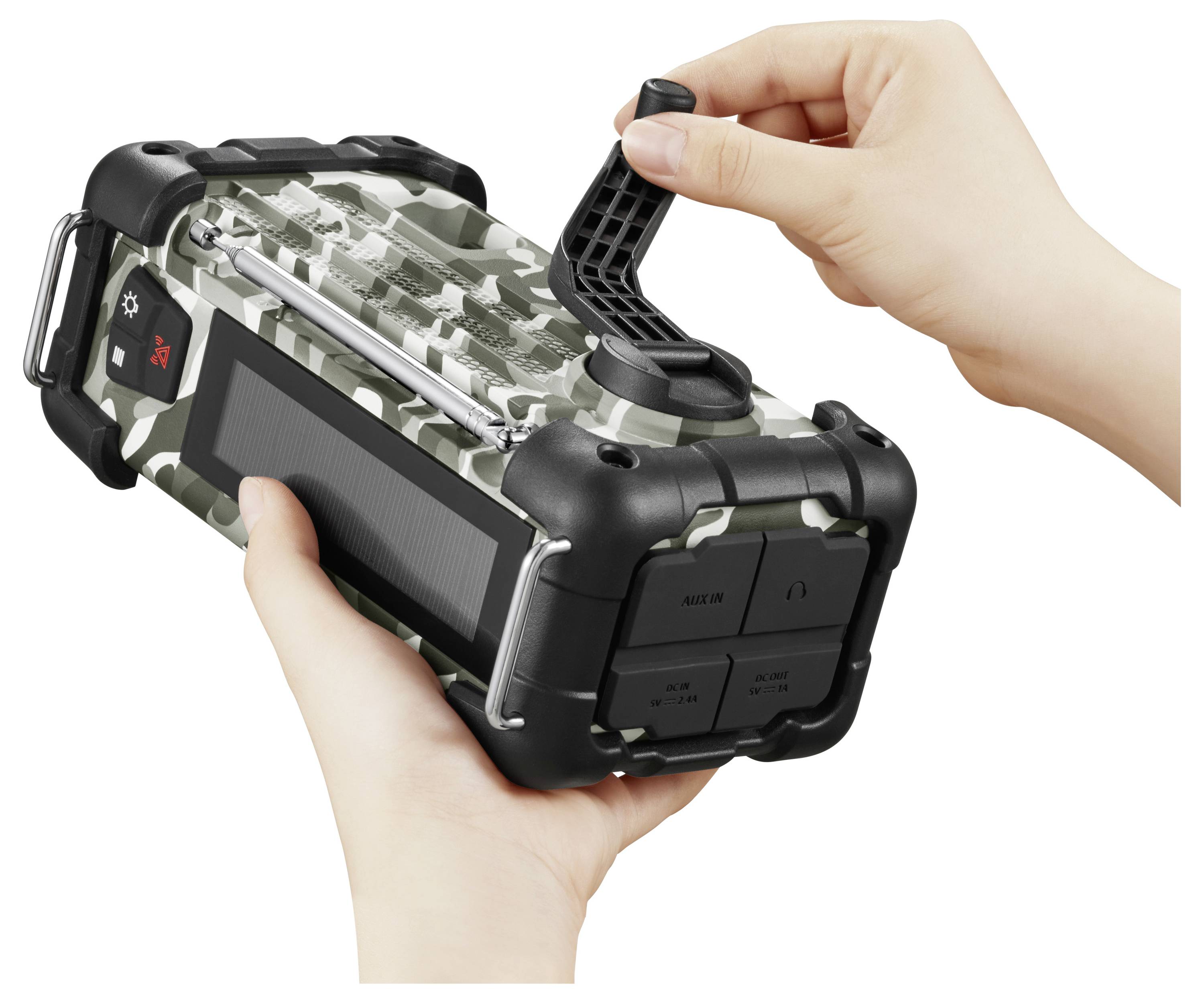 Hände, die eine Kurbel an einem getarnten tragbaren Radio mit Tasten und einem Solarpanel bedienen, was darauf hindeutet, dass es für den Outdoor- oder Notfallgebrauch konzipiert ist.