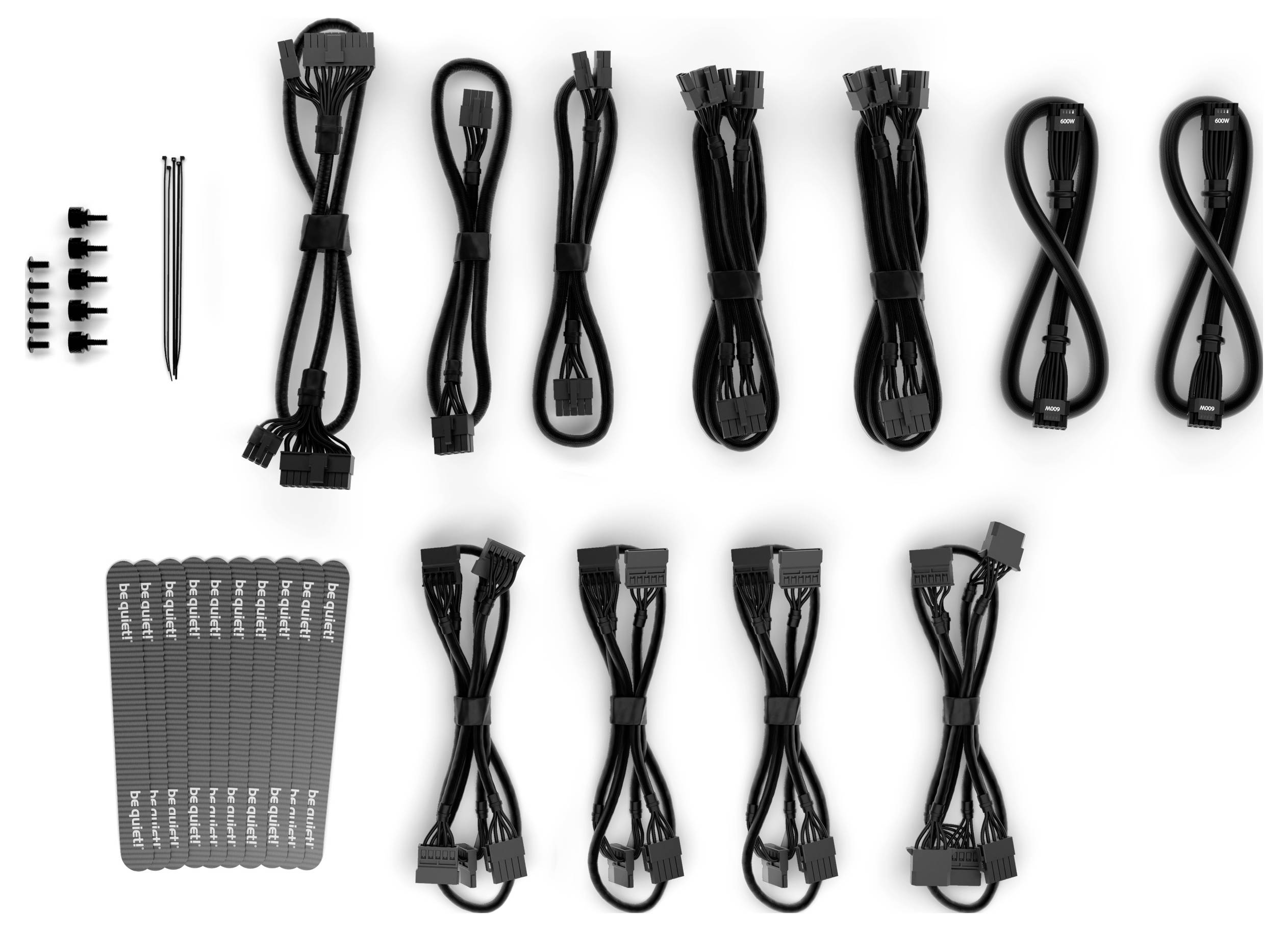 Ein Satz verschiedener schwarzer Computerkabel und Zubehör, ordentlich auf einem weißen Hintergrund angeordnet, einschließlich SATA-, PCIe- und Stromverbindungen.