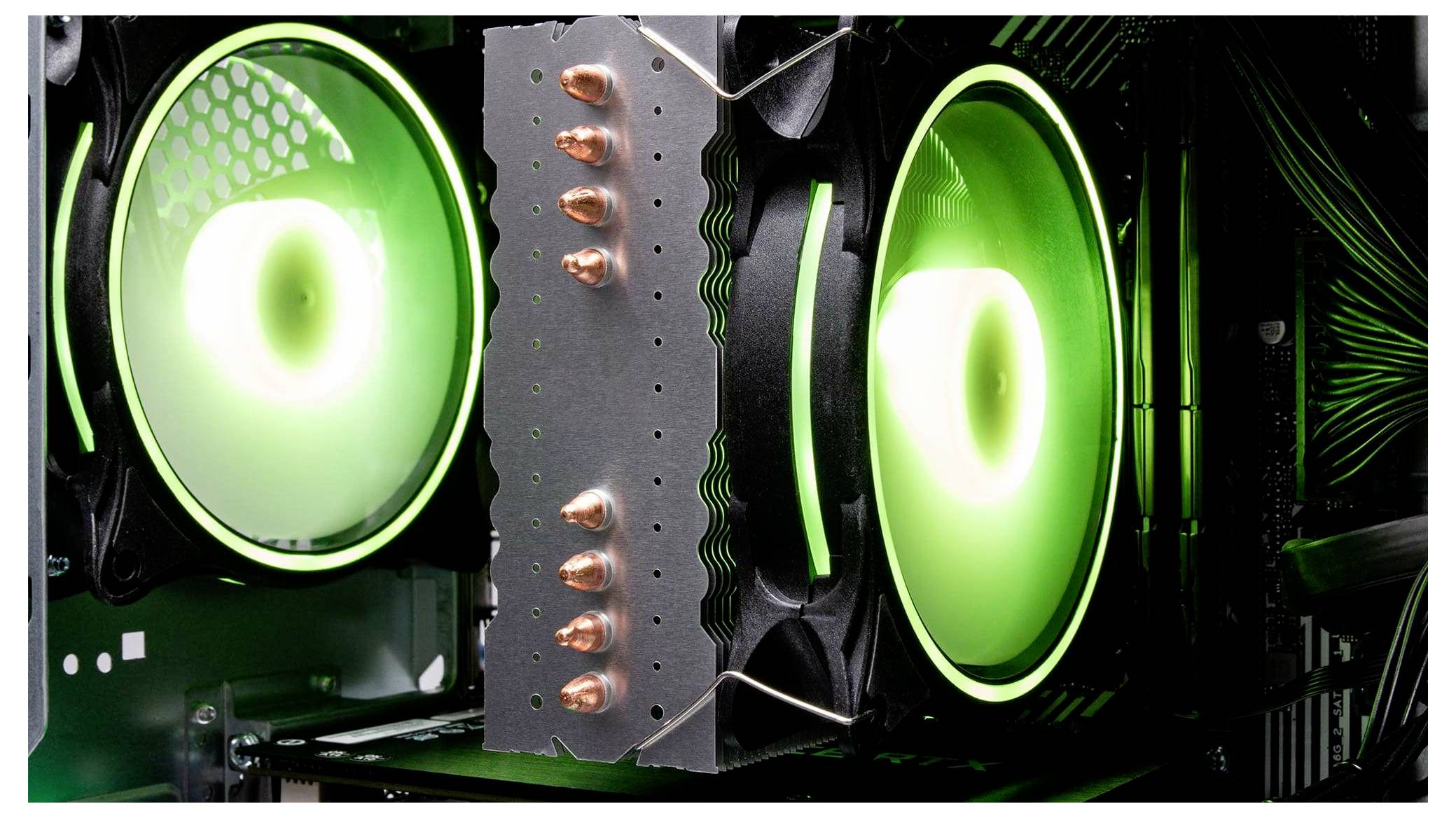 Ein Computerkühsystem mit zwei grün LED-beleuchteten Lüftern, die einen zentralen Kühlkörper mit Kupferrohren umgeben, in einem schwarzen Gehäuse.