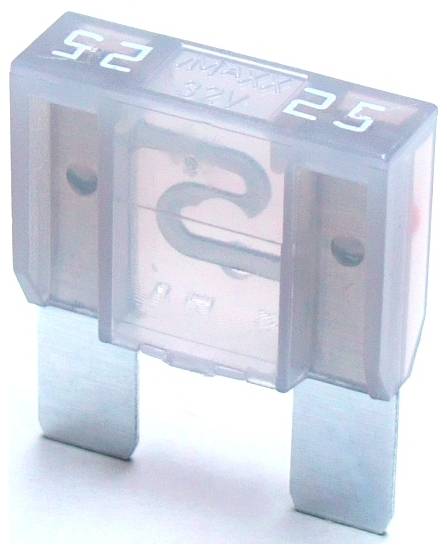 Eine 25-Ampere-Autosicherung mit transparentem Gehäuse, die das interne leitfähige Element zeigt. Gekennzeichnet mit 32V 25A.