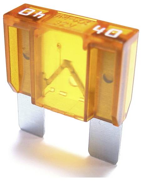Eine orangefarbene 40-Ampere-Automotive-Flachsicherung mit Metallstiften und transparentem Gehäuse, die den internen Streifen zeigt.