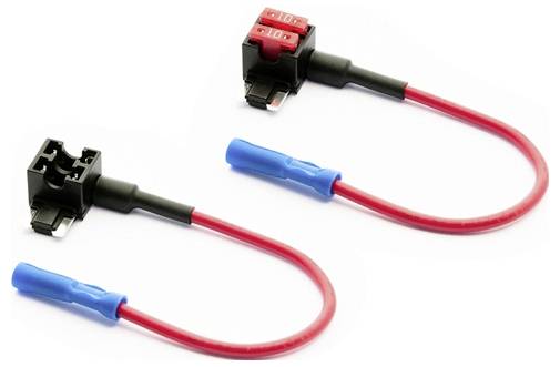 Zwei rote und schwarze Sicherungszapfen mit angeschlossenen roten Kabeln und blauen Anschlüssen, die zur Hinzufügung von Stromkreisschutz in einer Elektroverteilung verwendet werden.