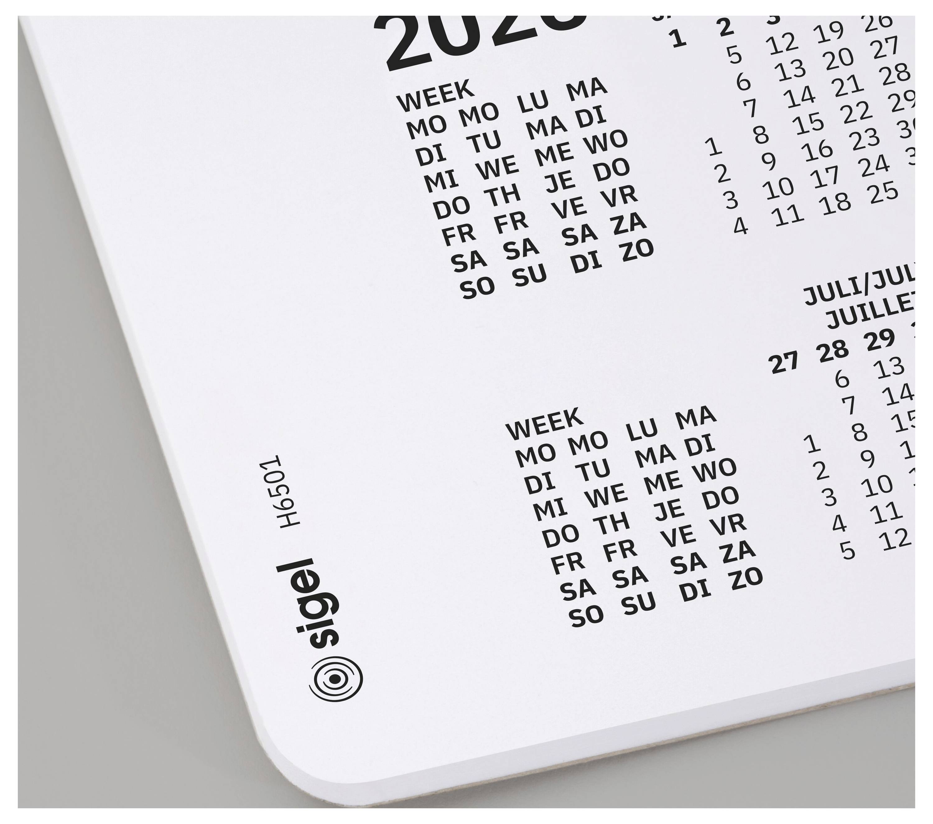 Eine Nahaufnahme der Ecke eines Schreibtischkalenders, der mehrere Sprachen für Tage zeigt, mit einem Teil der Jahreszahl '2020' in fetter Schrift und dem 'Sigel' Logo.