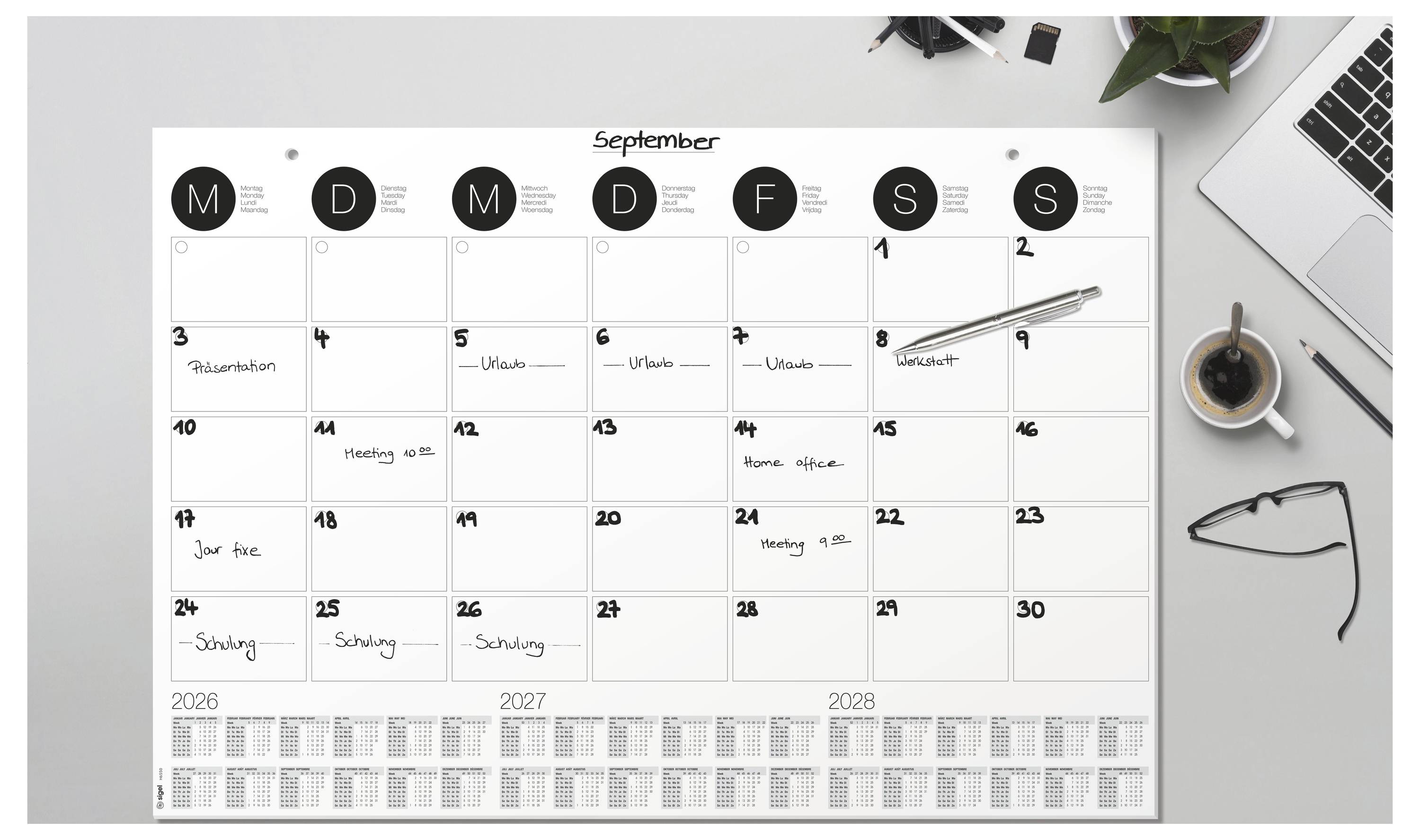 Ein Schreibtisch mit einem Septemberkalender, der tägliche Einträge wie ‚Präsentation' und ‚Meeting 15:00' zeigt, neben einem Stift, einer Kaffeetasse und einem Laptop.