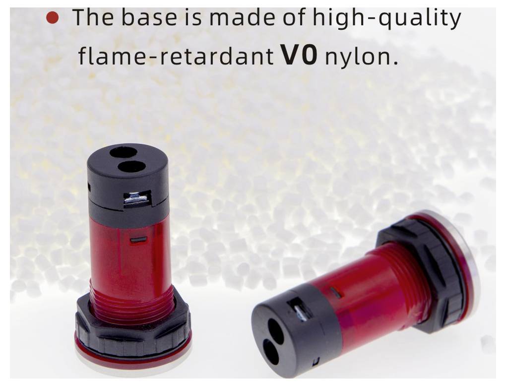 Zwei rote zylindrische Komponenten aus flammhemmendem V0-Nylon, mit schwarzen Ober- und Unterseiten, die vor einem Hintergrund von Nylon-Pellets dargestellt sind.