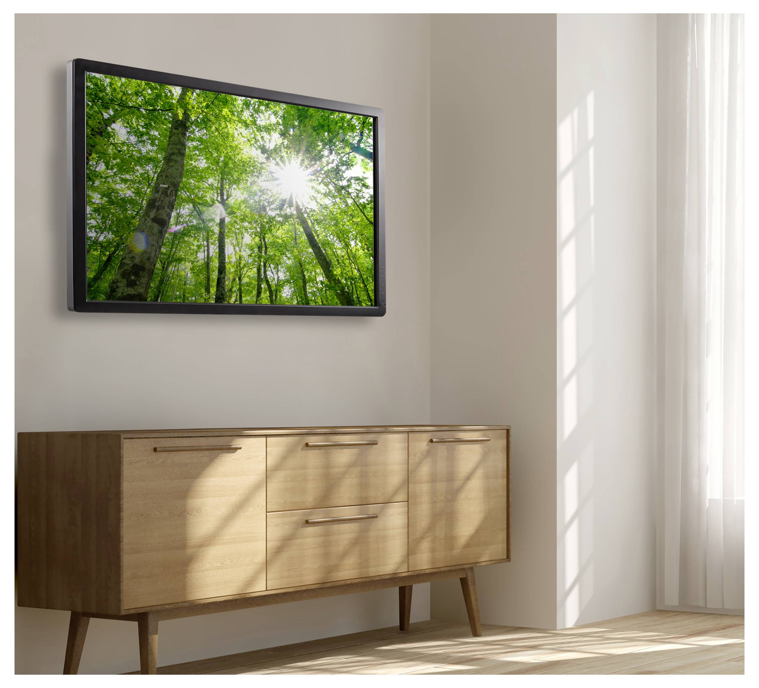 Eine sonnenbeschienene Waldszene, die auf einem Flachbildfernseher angezeigt wird, der über einem Holzschrank in einem hellen Wohnzimmer mit Schatten an der Wand angebracht ist.