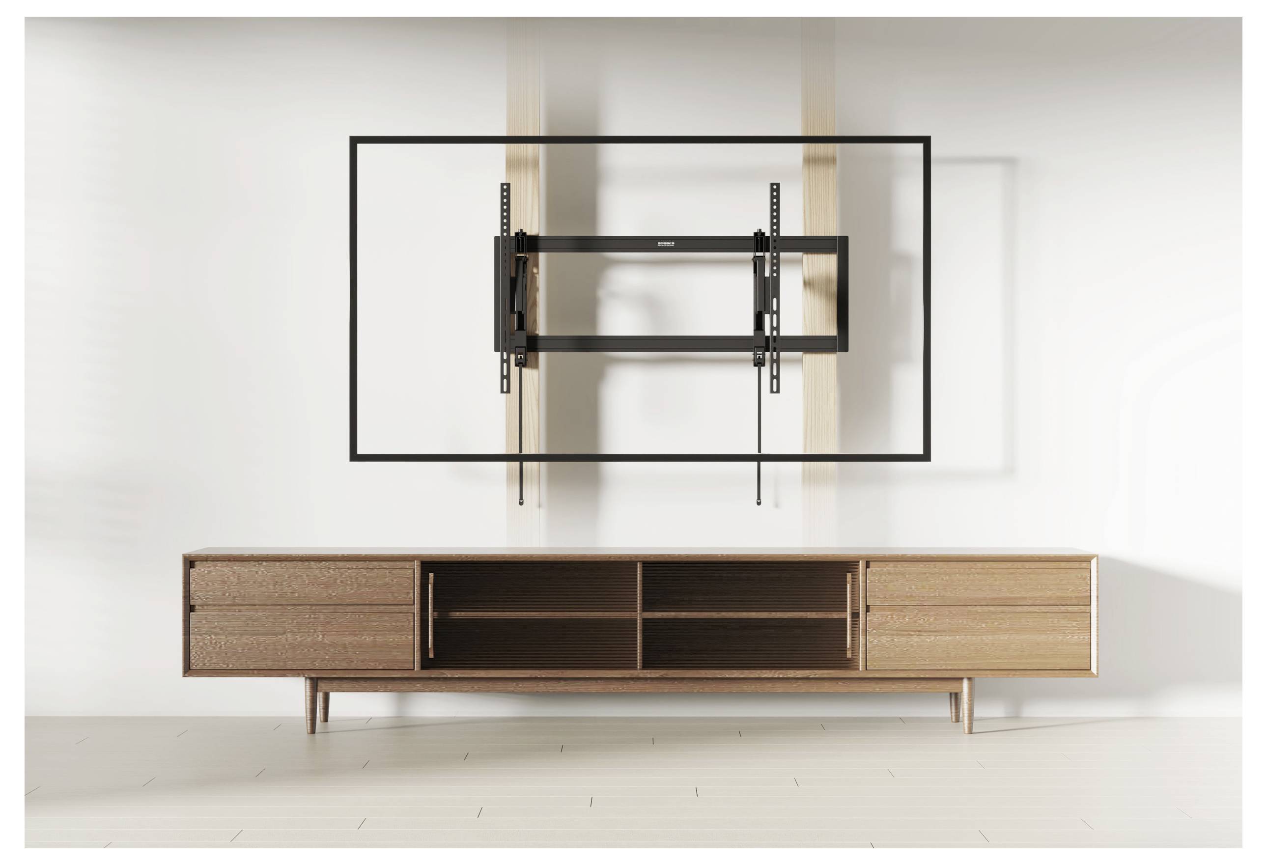 Wandmontierte Fernseh-Halterung über einer Holz-Medienkonsole mit offenen Regalen vor einem einfachen Hintergrund.