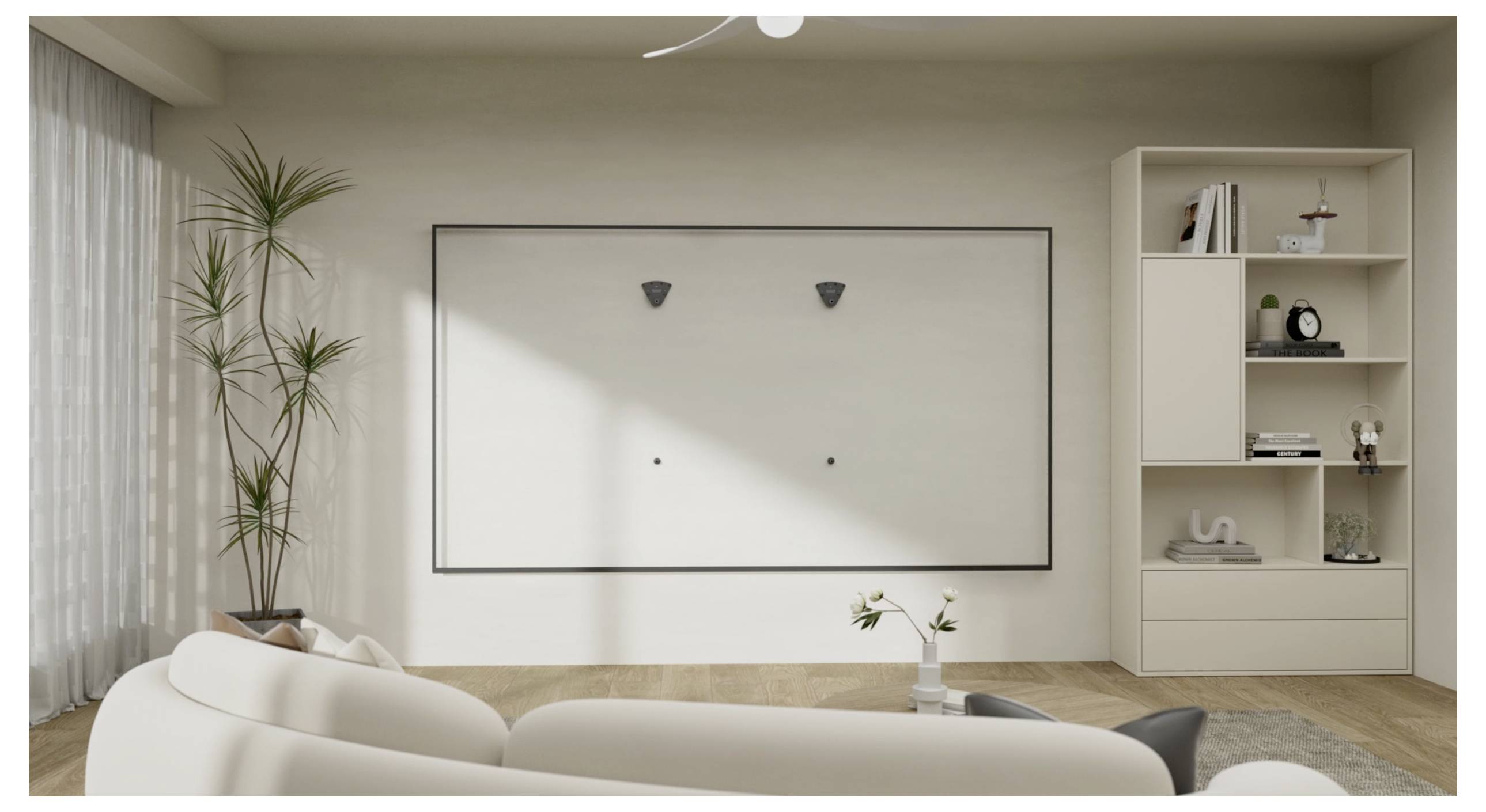 Modernes Wohnzimmer mit großem weißem Sofa, wandmontiertem Fernseher, hoher Pflanze und Regalen mit Dekoration. Helles, natürliches Licht erfüllt den Raum.