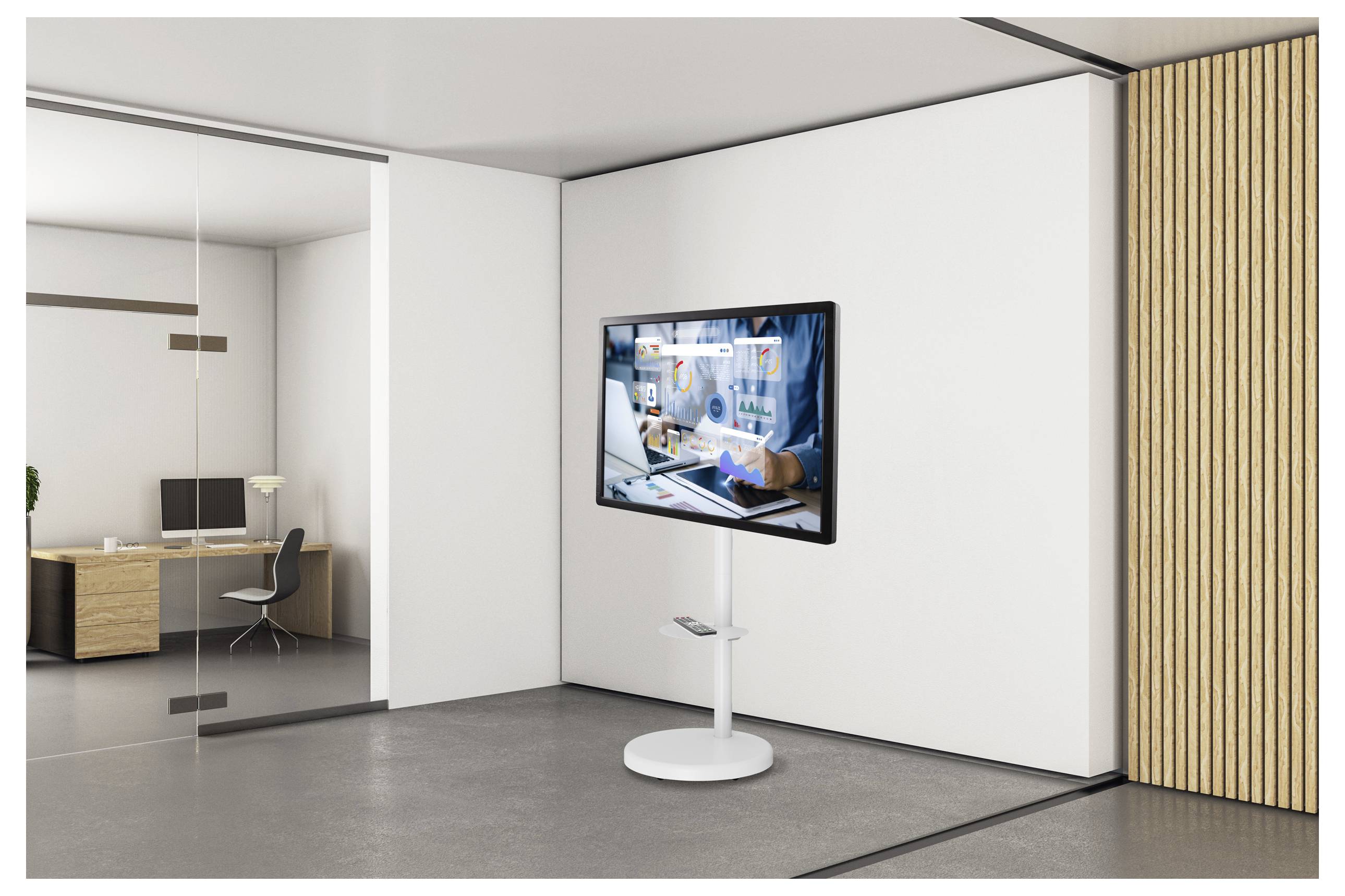 Ein moderner Büroraum mit einem großen digitalen Bildschirm, auf dem Geschäftsdaten und Diagramme angezeigt werden. Ein Holzschreibtisch und ein Stuhl sind durch eine Glastür sichtbar.