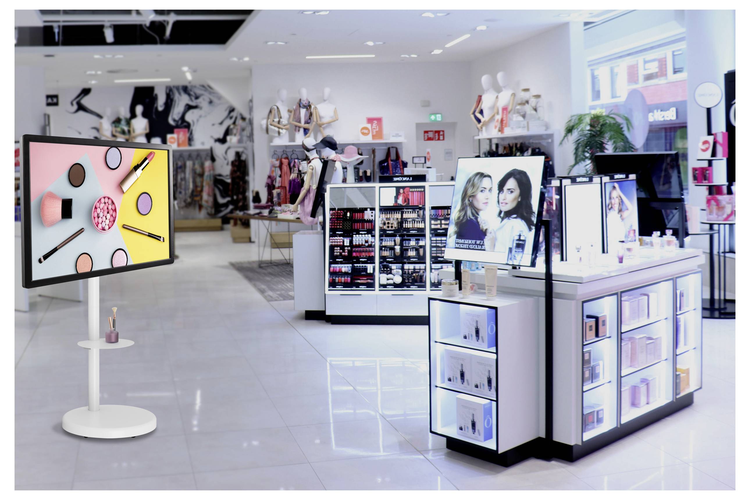 Das Interieur eines modernen Kosmetikgeschäfts mit verschiedenen Make-up-Displays, einem digitalen Bildschirm, der Beautypprodukte zeigt, und Mannequins im Hintergrund.