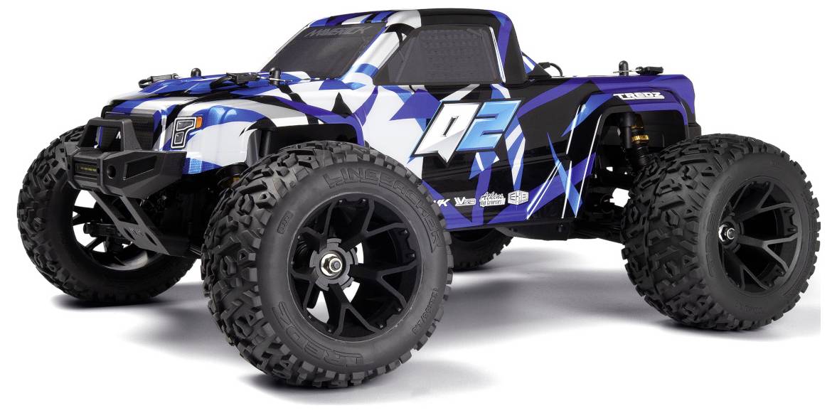 Ein blauer und schwarzer ferngesteuerter Monstertruck mit großen Reifen und der Nummer '02' an der Seite, aus einem niedrigen Blickwinkel aufgenommen.