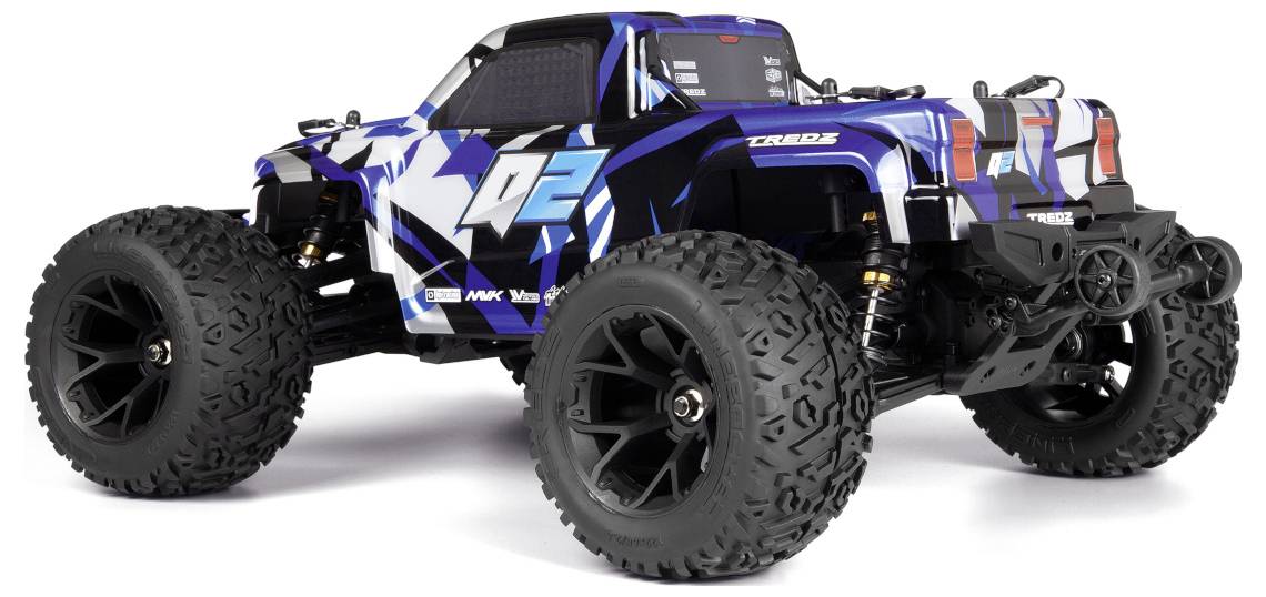 Ferngesteuerter Lastwagen mit großen schwarzen Reifen und blau-weißem Design, von hinten betrachtet, mit der Nummer '02'.