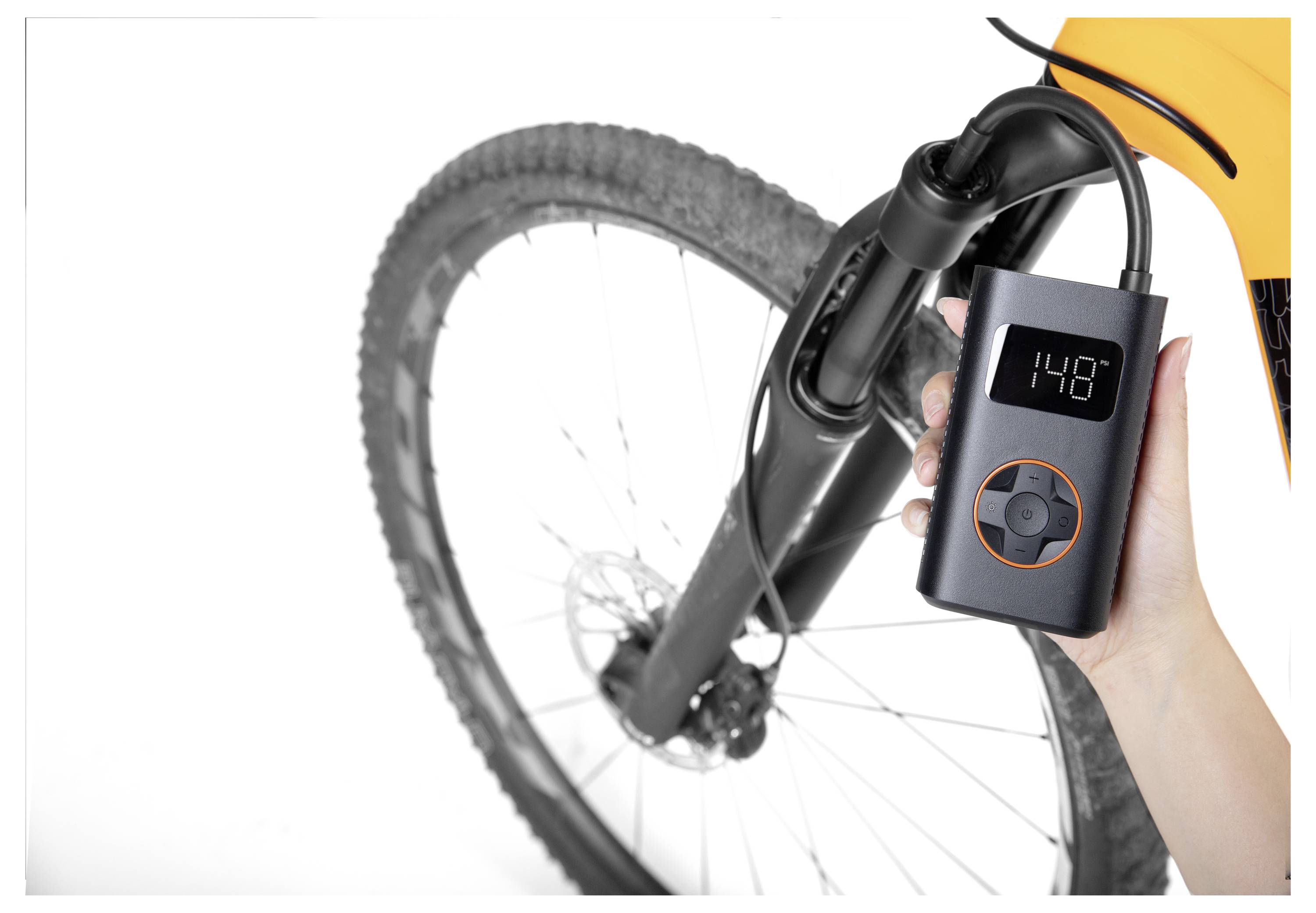 Eine tragbare schwarze digitale Luftpumpe mit Anzeigedisplay und rundem Bedienungsfeld, entwickelt zum Aufpumpen von Reifen und anderen aufblasbaren Gegenständen.