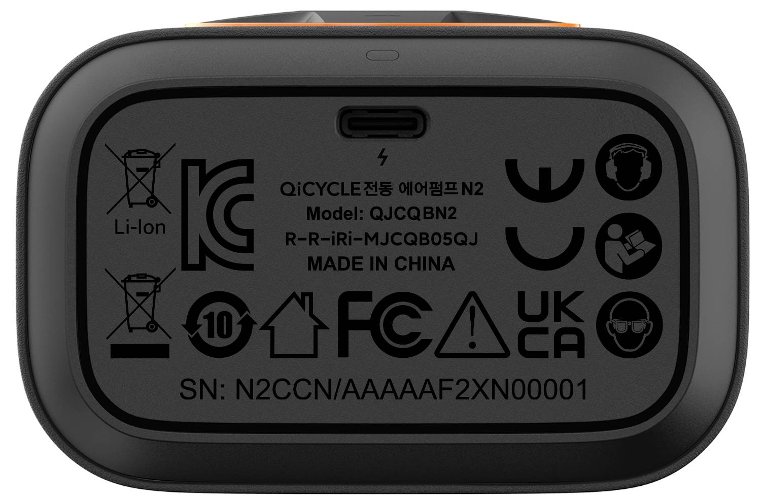 Ein schwarzes elektronisches Gerät mit verschiedenen Zertifizierungssymbolen und Textmarkierungen. Es zeigt Spezifikationen und Konformitätsdetails an.