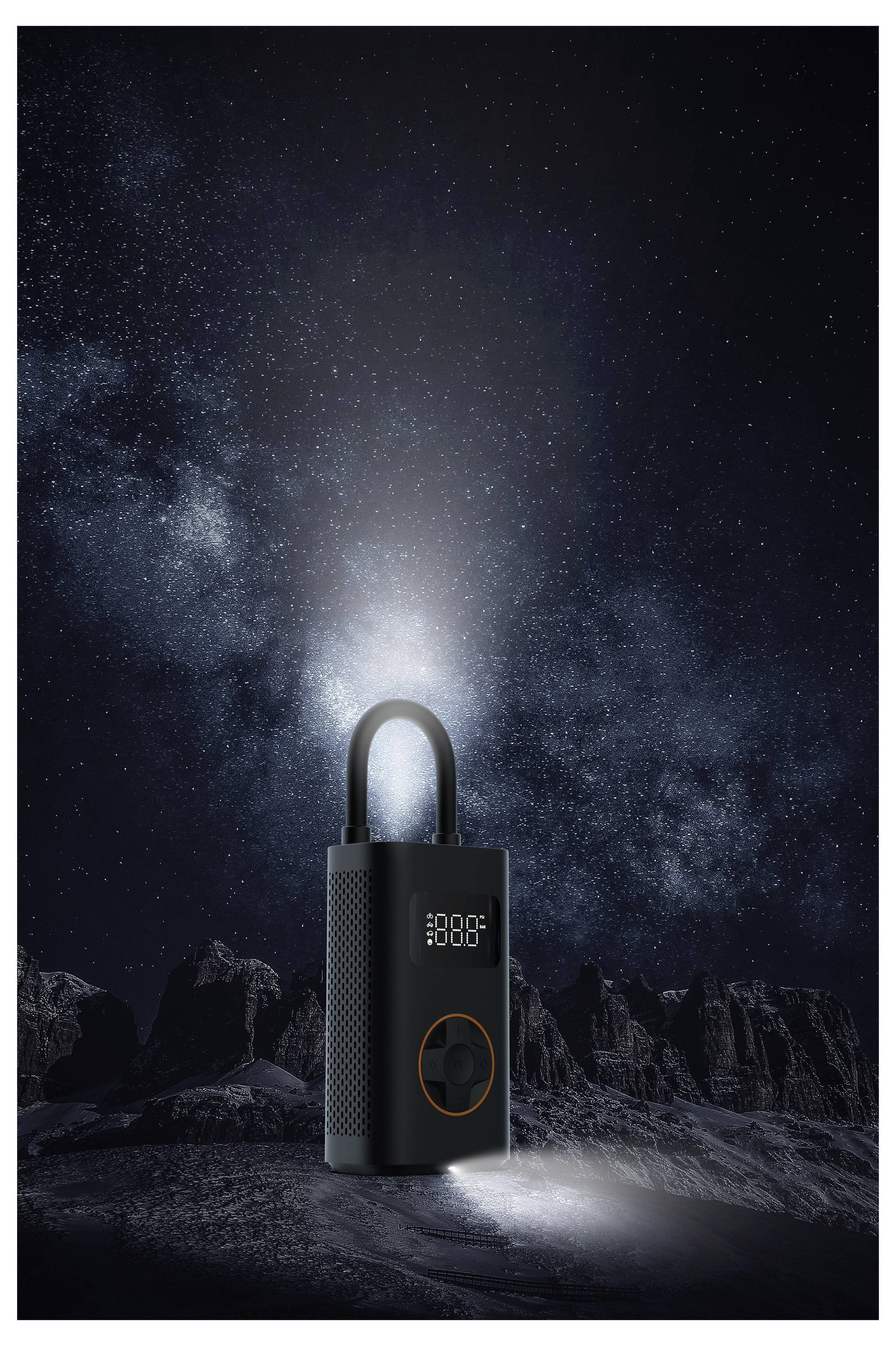 Ein tragbarer digitaler Reifenaufpumper leuchtet vor einem sternenklaren Nachthimmel und betont sein digitales Display und seine Düse.