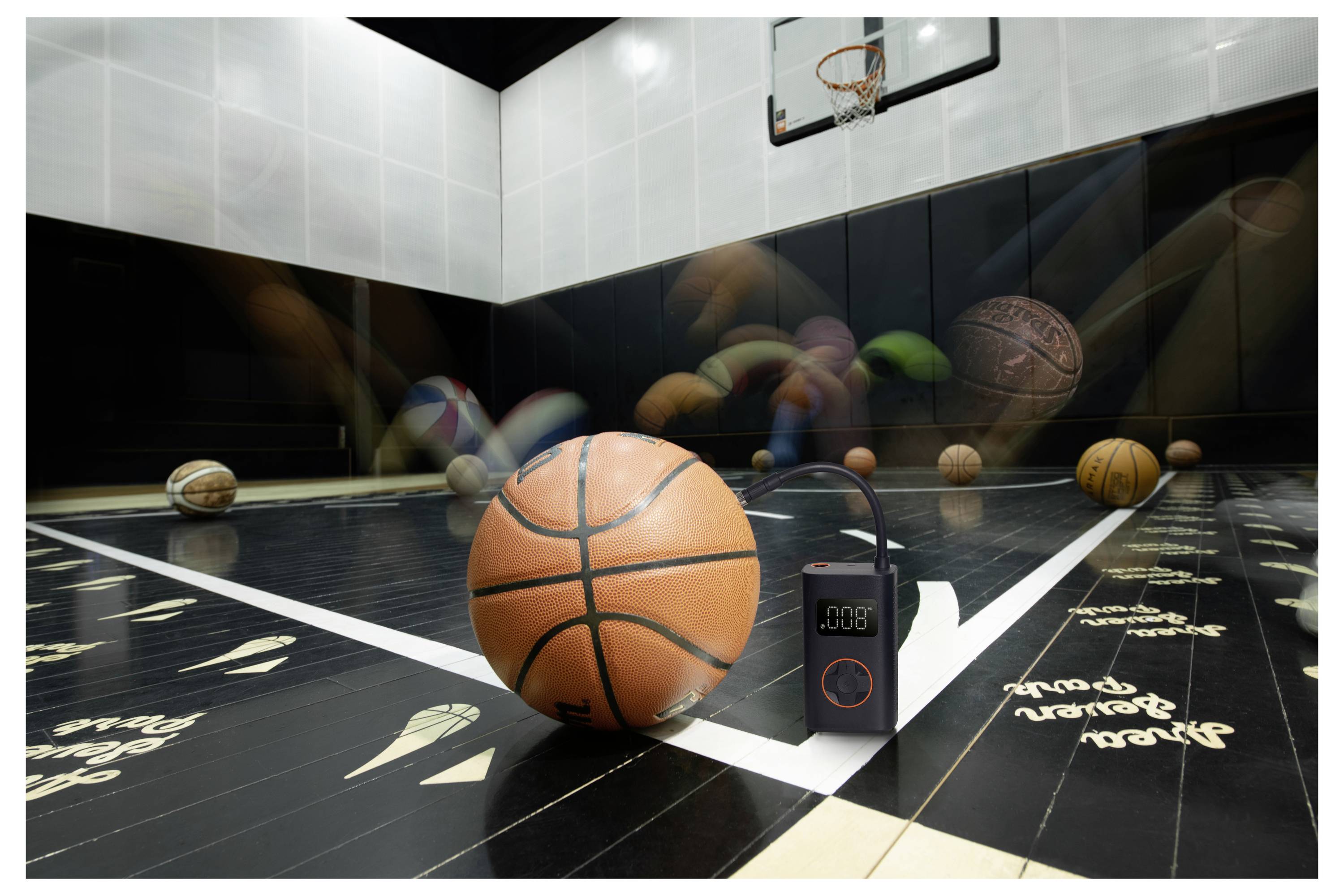 Eine dynamische Basketballszene; Fokus auf einen stationären Basketball und einen digitalen Timer, der '00:8' in der Vordergrund zeigt, mit verschwommener Aktion im Hintergrund.