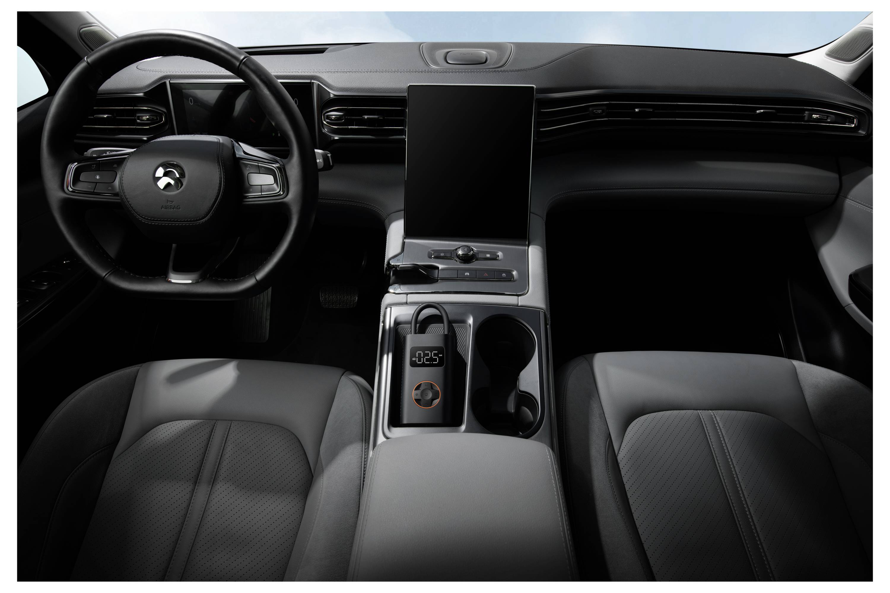 Blick ins Wageninnere mit einem modernen Armaturenbrett mit digitaler Anzeige, elegantem Lenkrad und Ledersitzen.