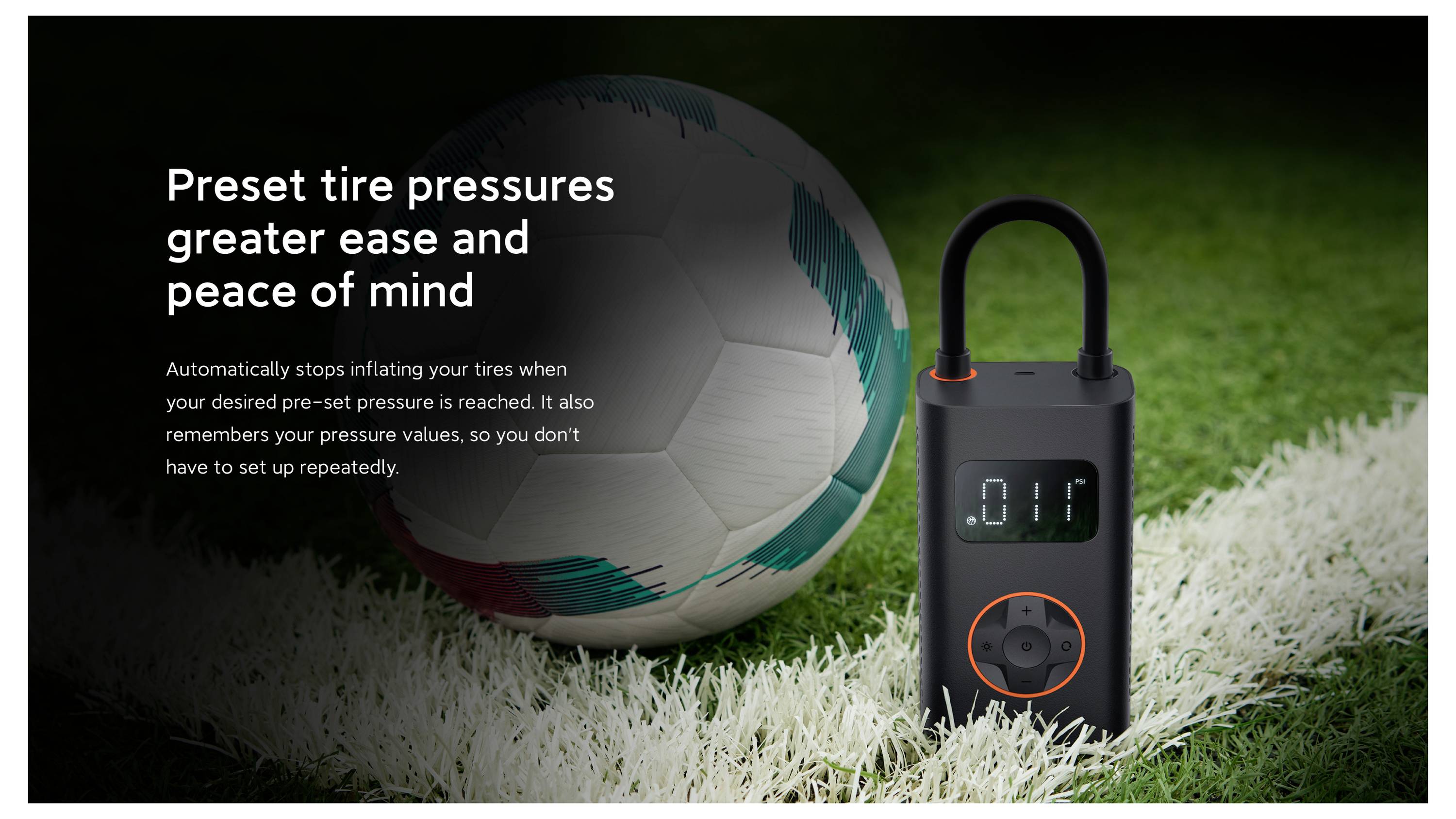 Ein tragbarer digitaler Reifeninflektor und ein Fußball auf einem Rasenfeld. Text lautet: 'Voreingestellte Reifendrücke, mehr Komfort und Sicherheit.'