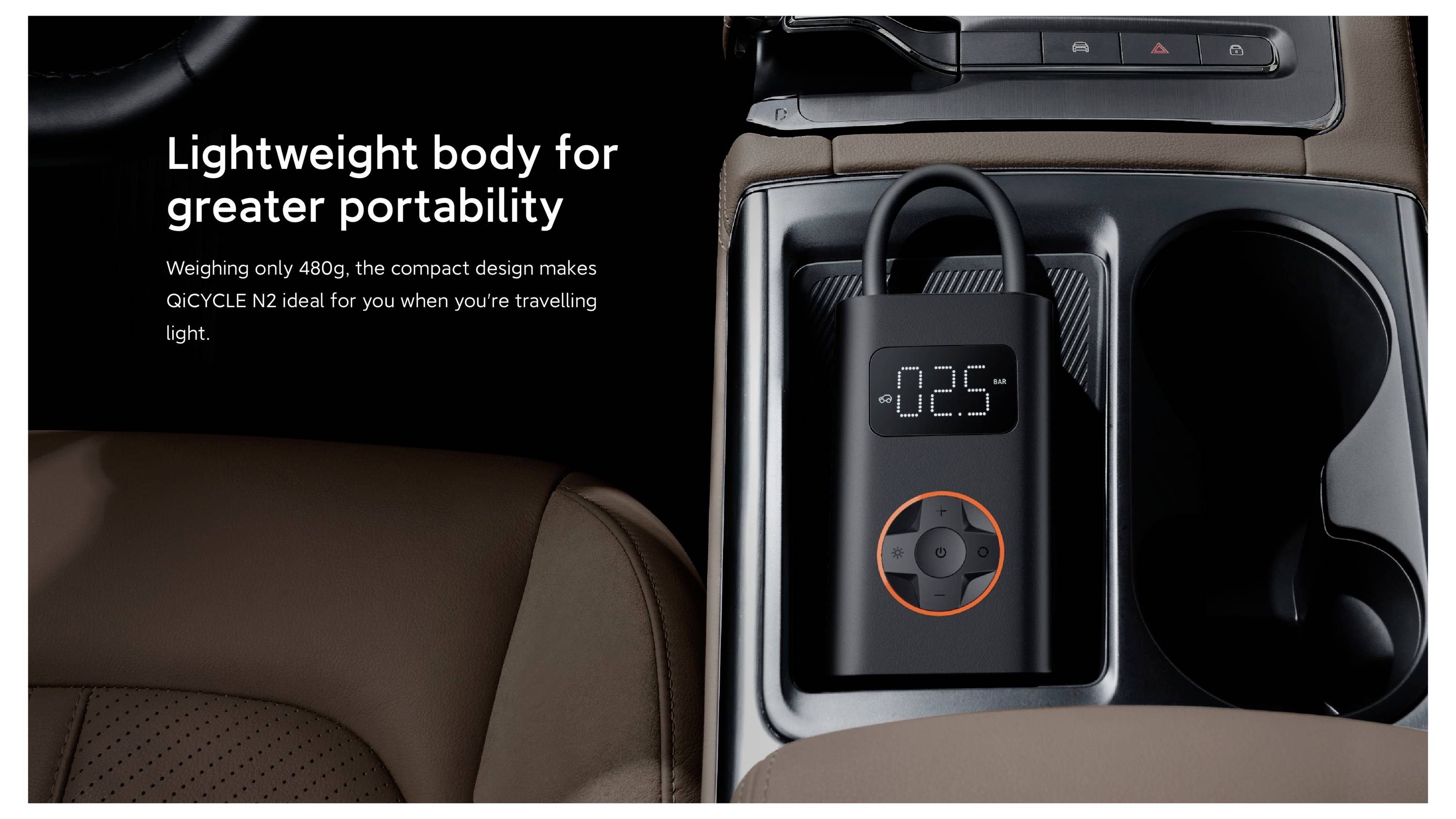 Ein tragbares elektronisches Gerät wird in der Mittelkonsole eines Autos platziert. Text: 'Leichter Körper für höhere Mobilität. Mit nur 480g macht das kompakte Design den QICYCLE N2 ideal für Sie, wenn Sie leicht reisen.'