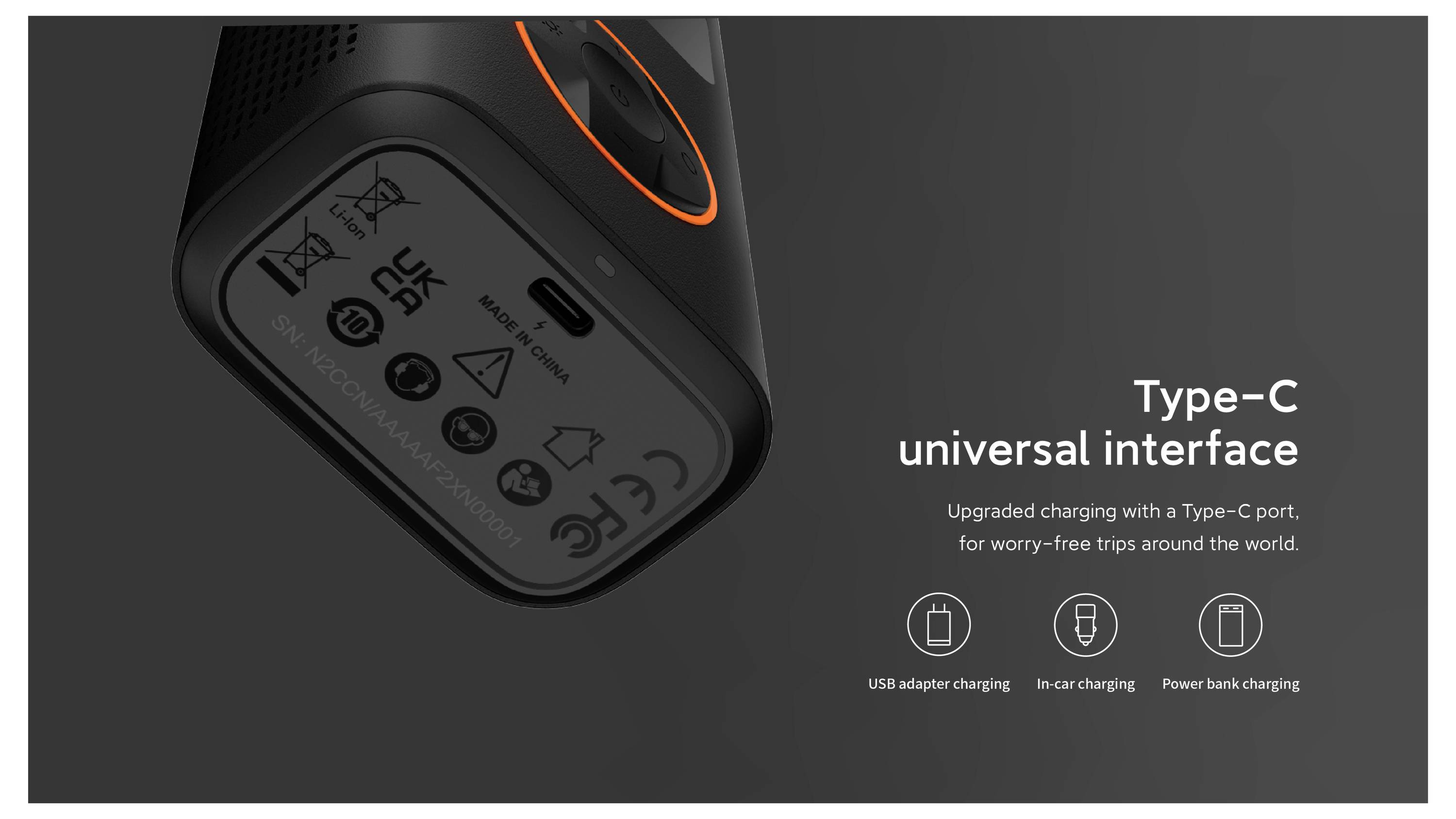 Schlankes schwarzes Gerät, das einen USB-C-Ladeanschluss präsentiert, mit Symbolen für USB-Adapter-, Auto- und Powerbank-Lademöglichkeiten; bewirbt globale Kompatibilität.