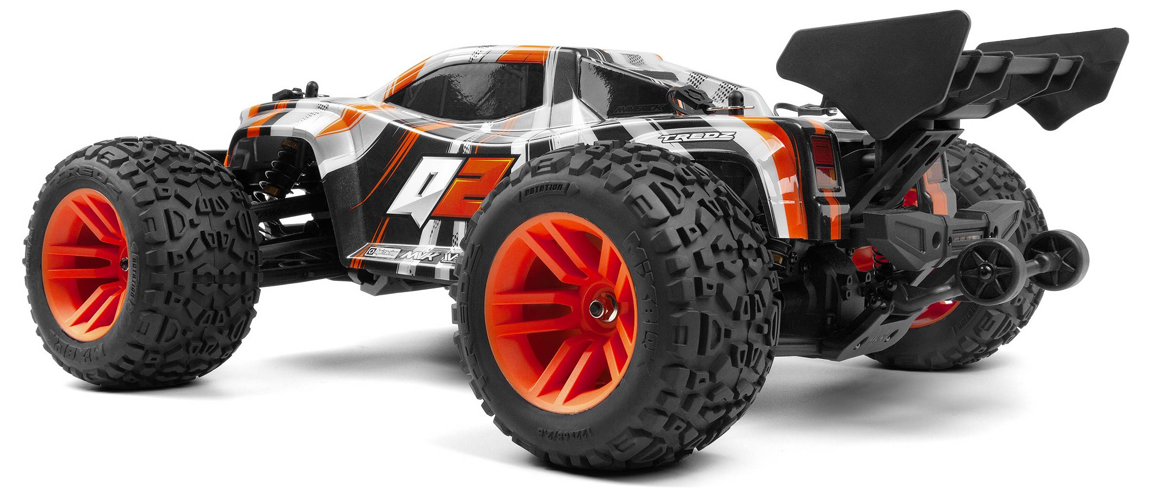 Ein ferngesteuertes, geländegängiges Rennfahrzeug mit großen profilierten Reifen, in schwarz-oranger Farbgebung, aus der Rückansicht in leichter Schräglage betrachtet.