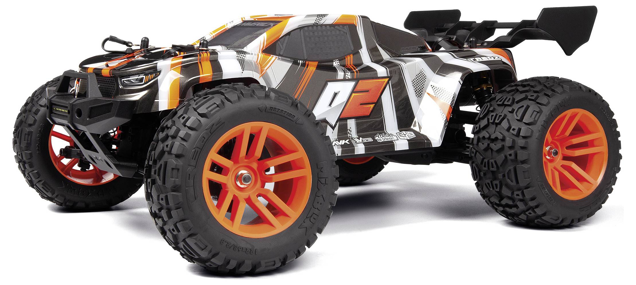 Ein orangefarbenes und schwarzes ferngesteuertes Auto mit großen Reifen und einem dynamischen, gestreiften Design am Karosseriebody, von einem leichten Winkel aus betrachtet.