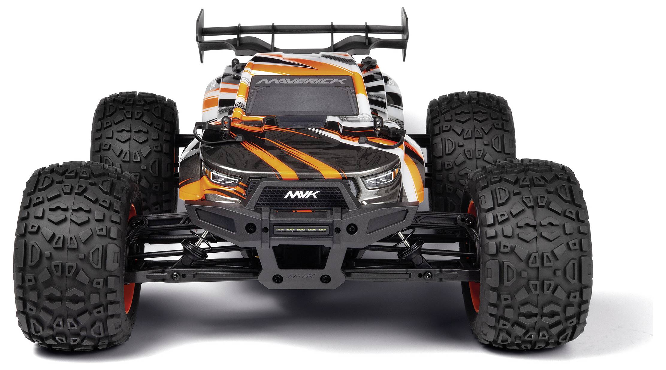 Ein ferngesteuertes Monstertrucks mit großen, robusten Reifen und einem orange-schwarzen Design, von vorne gegen einen weißen Hintergrund gesehen.