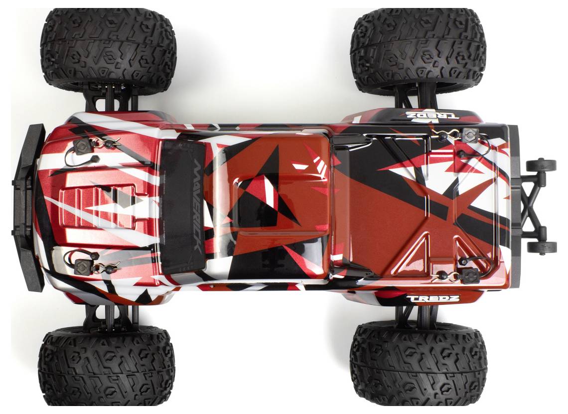 Eine Draufsicht eines rot-schwarzen ferngesteuerten Autos mit geometrisch gemustertem Karosserieelement und großen Geländereifen.