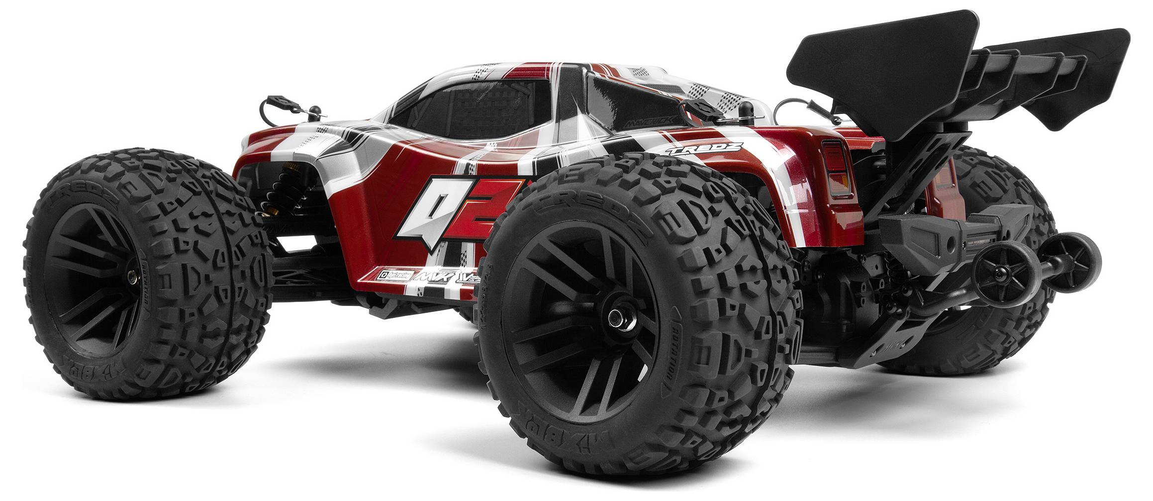 Ein rot-schwarzes Fernsteuerbares Auto mit großen Geländereifen und einem Heckflügel, aus der Rückansicht betrachtet.