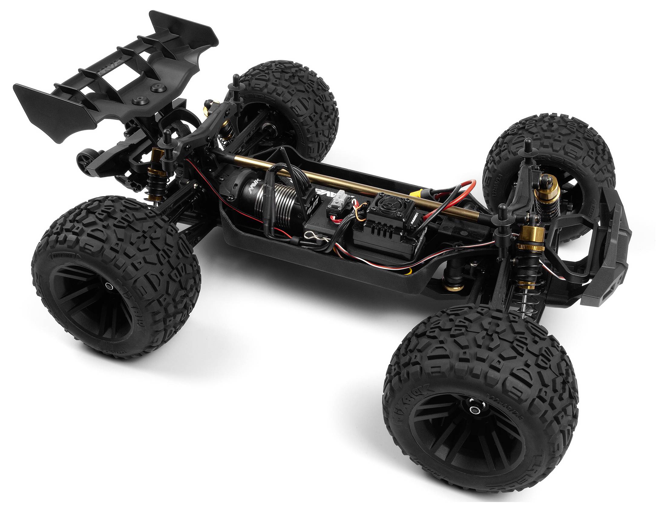 Eine detaillierte Ansicht des Chassis eines ferngesteuerten Autos, das große Geländereifen, ein Fahrwerkssystem und elektronische Komponenten ohne Karosserieabdeckung zeigt.