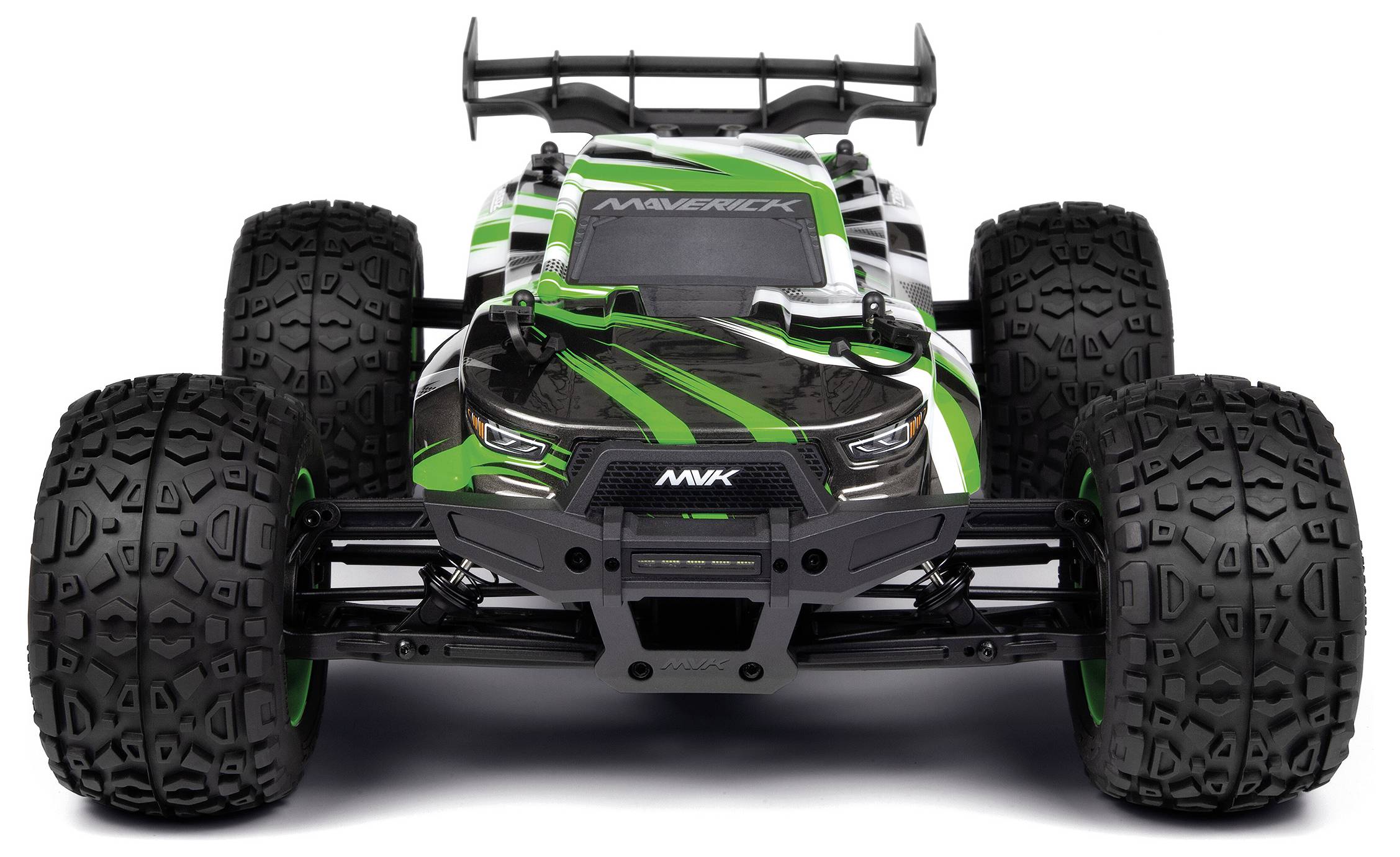 Ein grün-schwarzer ferngesteuerter Lastwagen mit großen Reifen und aerodynamischem Design, von vorne betrachtet, der seine robuste Struktur betont.