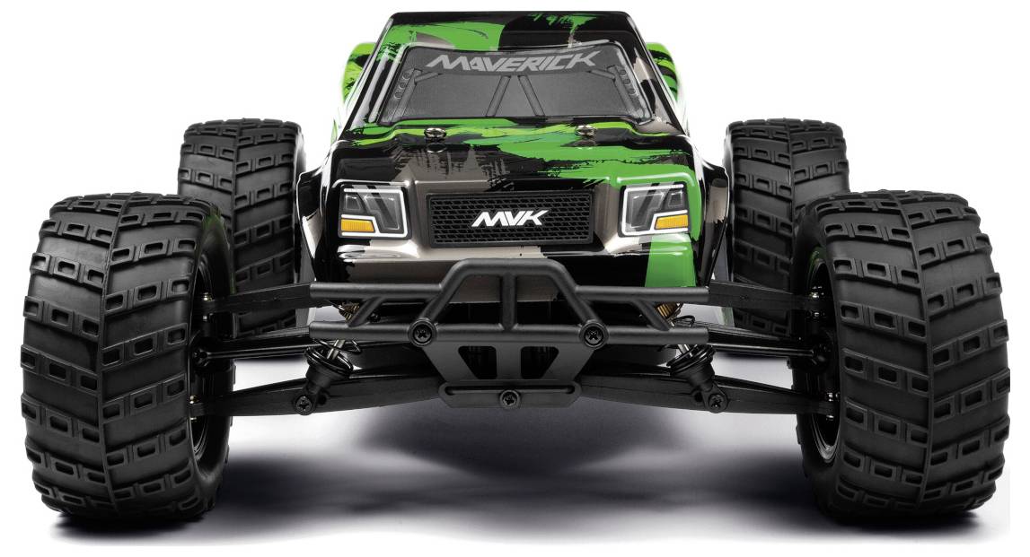 Ein grüner und schwarzer RC-Truck mit robusten Reifen, auf der Windschutzscheibe mit 'Maverick' beschriftet, von vorne betrachtet und mit Betonung seiner kraftvollen Bauweise.