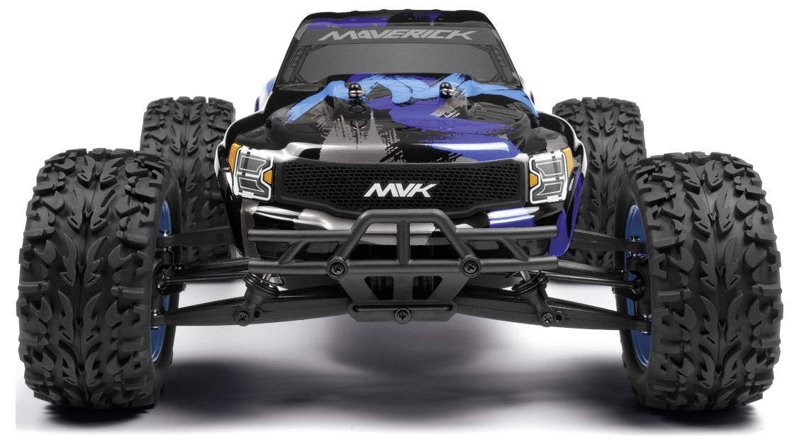 Ein blauer und schwarzer ferngesteuerter Monstertruck mit großen, groben Reifen und dem Wort 'Maverick' auf der Windschutzscheibe. Das Modell wirkt kraftvoll und robust.