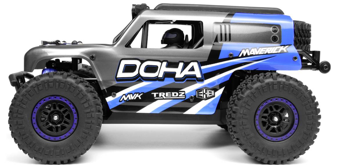 Ein blau-grauer ferngesteuerter Geländewagen mit der Aufschrift 'DOHA' und 'MAVERICK', ausgestattet mit großen Reifen und sportlichem Design.