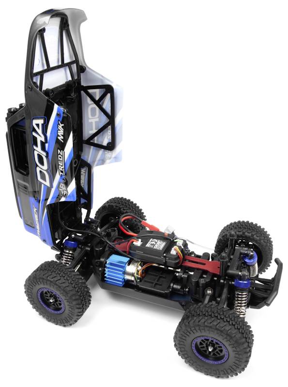 Ferngesteuerter Lastwagen mit offenem Fahrgestell, das die internen Komponenten einschließlich Motor, Federung und Verkabelung zeigt. Modelldetails sind sichtbar.