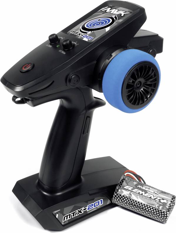 Eine schwarze Handfernbedienung für RC-Modelle mit zwei Drehknöpfen, einem blauen Lenkrad und einem Einschaltknopf. Ein Batteriefach befindet sich in der Nähe.