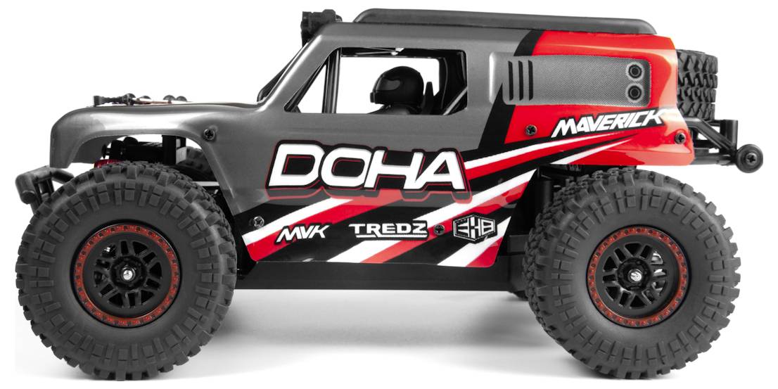 'DOHA' Marken-Fernsteuerungstruck mit großen Offroad-Reifen, rot-schwarzes Design, Seitenansicht.