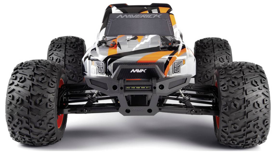 Ein leuchtend orangefarbener und grauer RC-Wagen mit großen, strukturierten Reifen wird von vorne gezeigt und präsentiert sein robustes und sportliches Design.