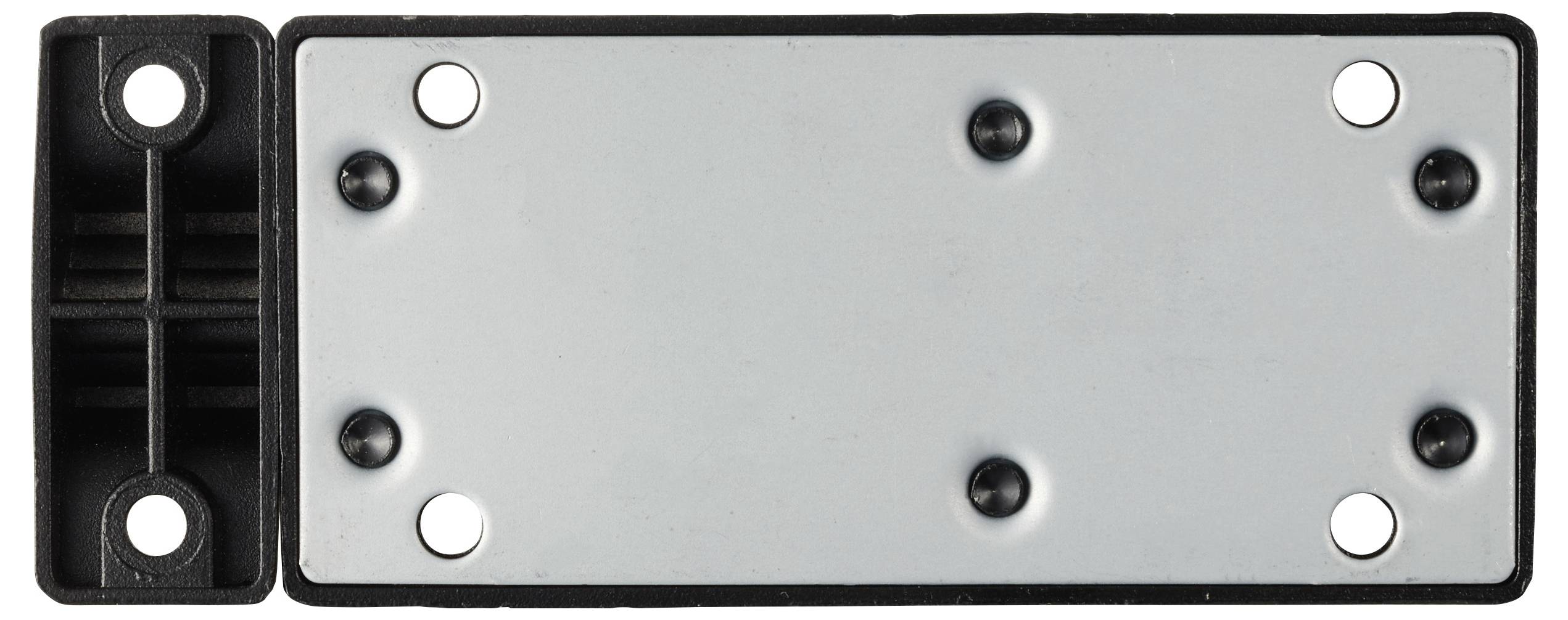 Ein rechteckiges Metallblech mit sechs Schrauben, angebracht an einer schwarzen Kunststoff-Halterung auf der linken Seite.