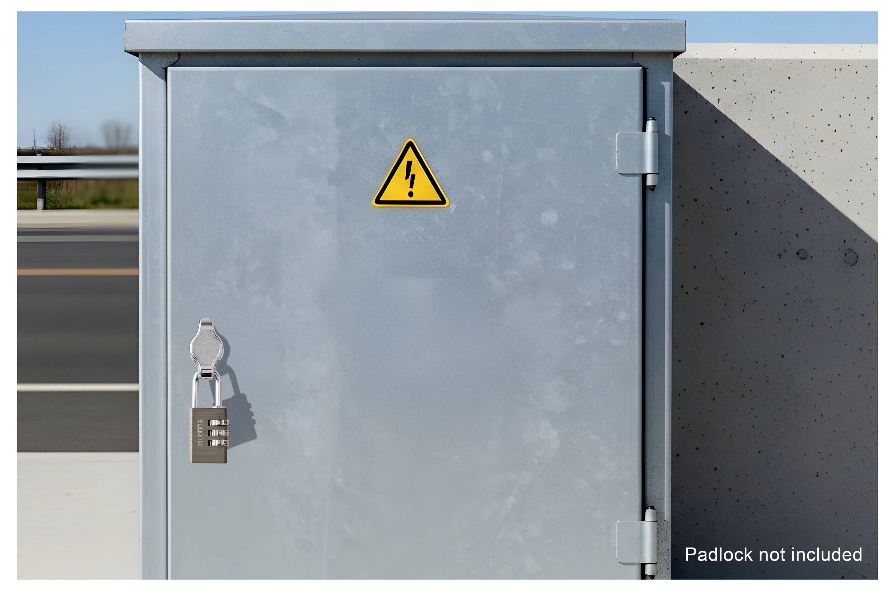 Eine Metallstromverteilerdose mit einem gelben Warnschild und einem Schloss mit Zahlenfeld. Text lautet: „Vorhängeschloss nicht im Lieferumfang enthalten.